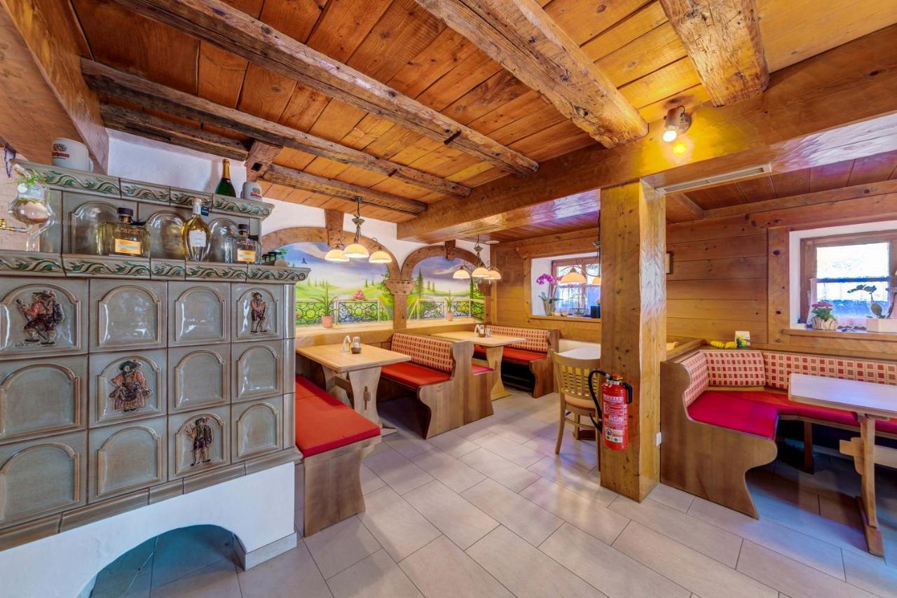 Landgasthof Zum Dorfkrug Häusern Extérieur photo