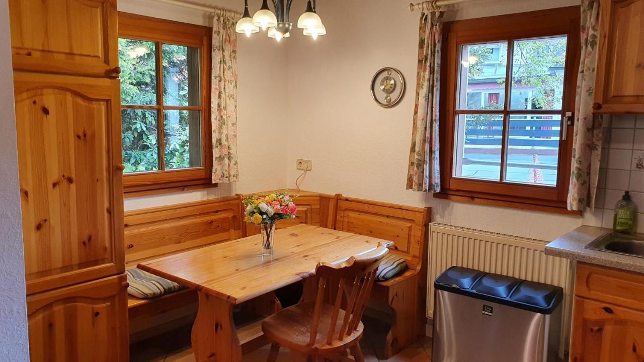 Landgasthof Zum Dorfkrug Häusern Extérieur photo