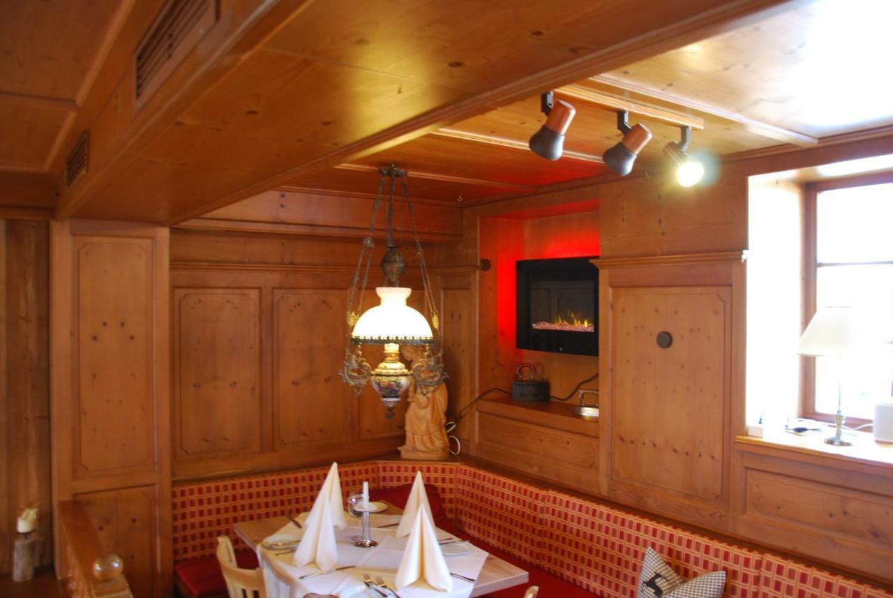 Landgasthof Zum Dorfkrug Häusern Extérieur photo